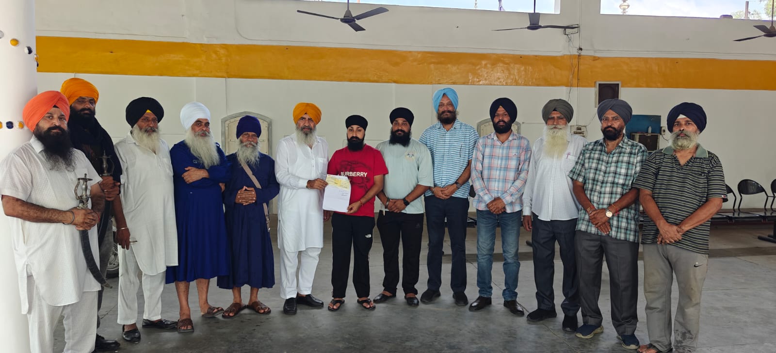 ਐਸ .ਜੀ.ਪੀ.ਸੀ ਵਲੋਂ ਅੱਗ ਲੱਗਣ ਕਾਰਨ ਸੜੇ ਘਰ ਦੇ ਪੀੜਤ ਪਰਿਵਾਰ ਨੂੰ 50 ਹਜਾਰ ਦਾ ਚੈੱਕ ਭੇਟ