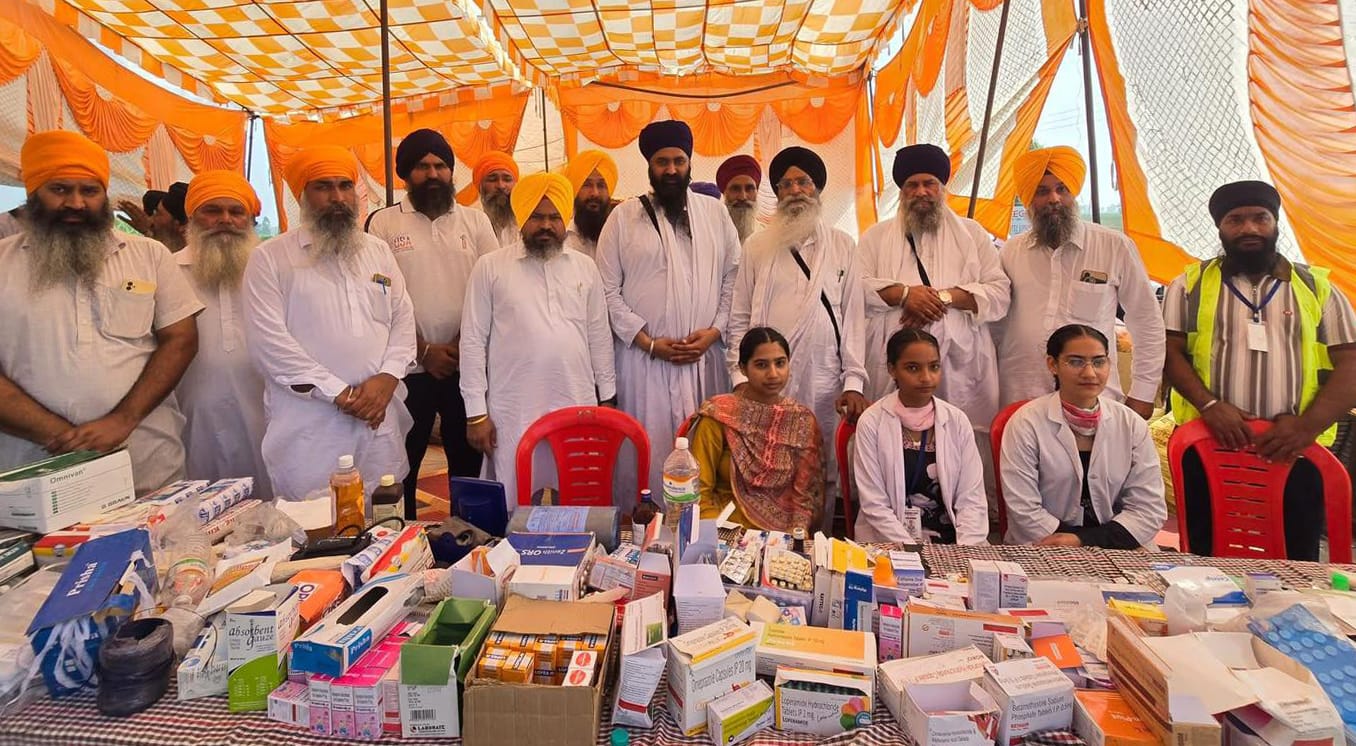 ਸ਼੍ਰੋਮਣੀ ਕਮੇਟੀ ਦੇ ਪ੍ਰਧਾਨ ਧਾਮੀ ਨੇ ਦਮਦਮੀ ਟਕਸਾਲ ਦੇ ਰਾਹਤ ਕੈਂਪ ਦਾ ਦੌਰਾ ਕਰ ਸੇਵਾਦਾਰਾਂ ਦੀ ਹੌਸਲਾ ਅਫ਼ਜ਼ਾਈ ਕੀਤੀ।