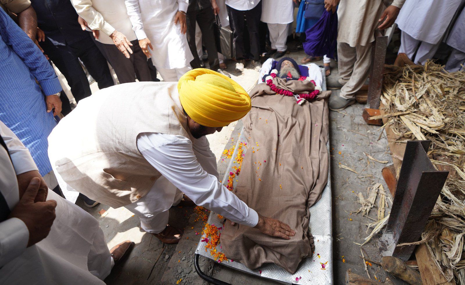 ਮੁੱਖ ਮੰਤਰੀ ਨੇ ਹਜ਼ਾਰਾਂ ਹੋਰ ਲੋਕਾਂ ਨਾਲ ਮਿਲ ਕੇ ਮੈਰਾਥਨ ਦੌੜਾਕ ਫੌਜਾ ਸਿੰਘ ਨੂੰ ਦਿੱਤੀ ਅੰਤਿਮ ਵਿਦਾਈ