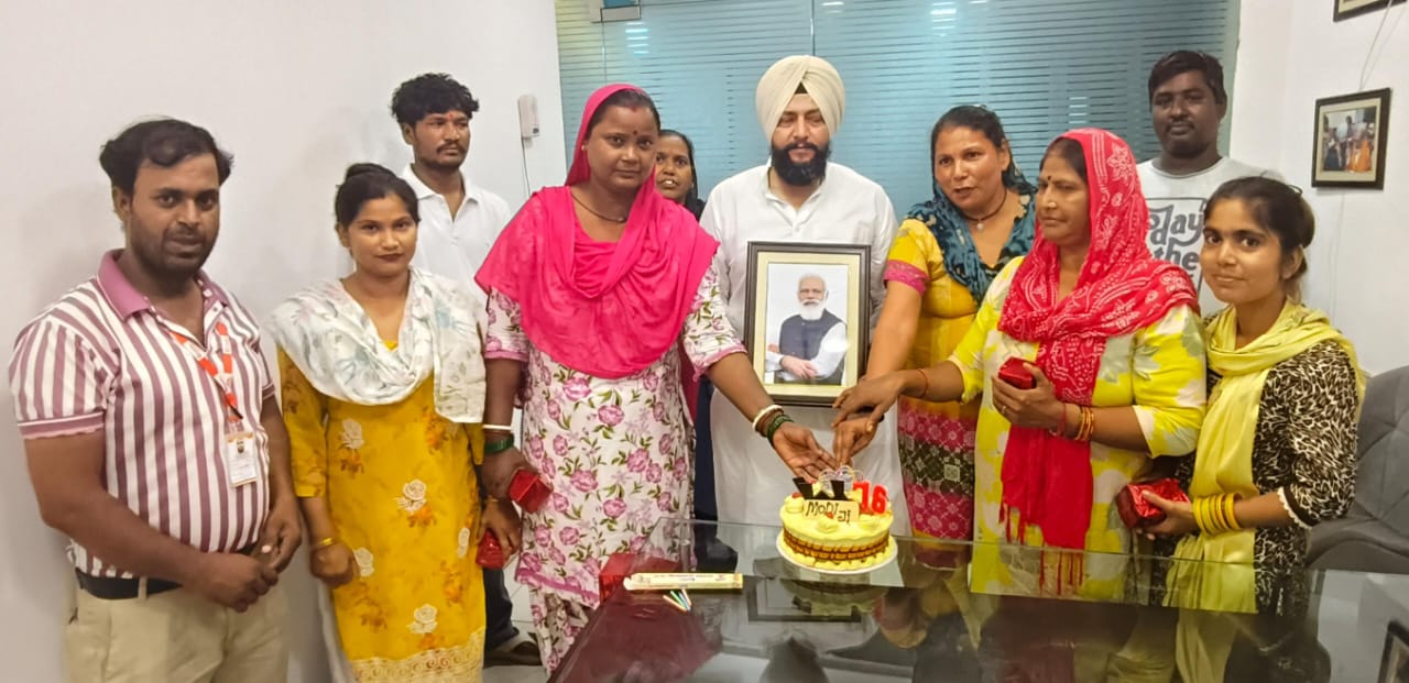 76 ਸਫਾਈ ਸੇਵਿਕਾਵਾਂ ਨਾਲ ਮਿਲ ਕੇ ਗੁਰਦੀਪ ਸਿੰਘ ਗੋਸ਼ਾ ਨੇ ਮਨਾਇਆ ਪ੍ਰਧਾਨ ਮੰਤਰੀ ਨਰਿੰਦਰ ਮੋਦੀ ਦਾ 76ਵਾਂ ਜਨਮਦਿਨ