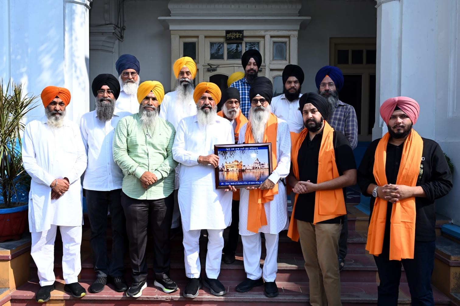 ਗਾਜੀਆਬਾਦ ਦੀਆਂ ਸੰਗਤਾਂ ਵੱਲੋਂ ਹੜ੍ਹ ਪੀੜਤਾਂ ਲਈ 400 ਗੱਦੇ, 50 ਫੋਲਡਿੰਗ ਬੈੱਡ ਅਤੇ ਹੋਰ ਲੋੜੀਂਦਾ ਸਮਾਨ ਸ਼੍ਰੋਮਣੀ ਕਮੇਟੀ ਨੂੰ ਸੌਂਪਿਆ