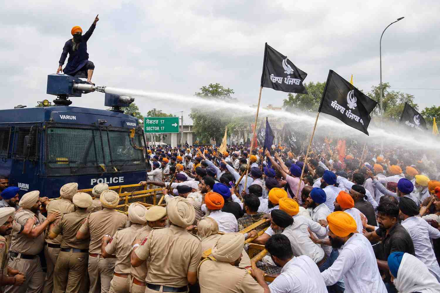 ਅੰਮ੍ਰਿਤਪਾਲ ਸਿੰਘ ਦੀ ਰਿਹਾਈ ਦੀ ਮੰਗ ਨੂੰ ਲੈ ਕੇ ਚੰਡੀਗੜ੍ਹ ਵਿੱਚ ਪ੍ਰਦਰਸ਼ਨ, ਪੁਲਿਸ ਅਤੇ ਪ੍ਰਦਰਸ਼ਨਕਾਰੀਆਂ ਵਿਚਾਲੇ ਤਣਾਅ