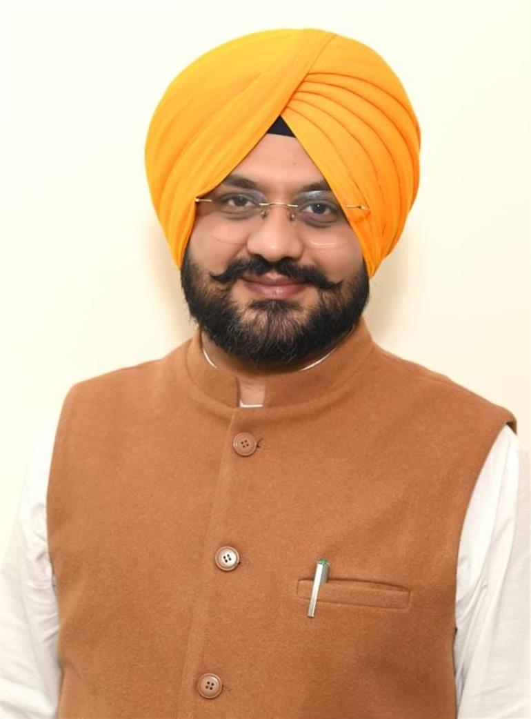 ਸ਼ਹੀਦੀ ਸ਼ਤਾਬਦੀ ਹੋਰਡਿੰਗ ਵਿਵਾਦ: ਅਕਾਲ ਤਖ਼ਤ ਵੱਲੋਂ ਤਲਬ ਮੰਤਰੀ ਸੌਂਧ ਨੰਗੇ ਪੈਰੀਂ ਚਲ ਕੇ ਹੋਏ ਪੇਸ਼