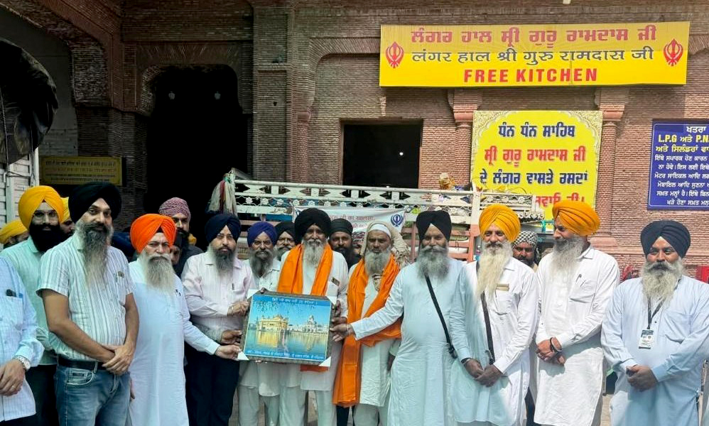 ਅਲਵਰ ਰਾਜਿਸਥਾਨ ਦੀਆਂ ਸੰਗਤਾਂ ਵੱਲੋਂ ਹੜ੍ਹ ਪੀਵਤਾਂ ਦੀ ਸਹਾਇਤਾ ਲਈ ਸ਼੍ਰੋਮਣੀ ਕਮੇਟੀ ਨੂੰ ਦਿੱਤੀ ਨਕਦ ਰਾਸ਼ੀ ਅਤੇ ਲੋੜੀਂਦਾ ਸਮਾਨ