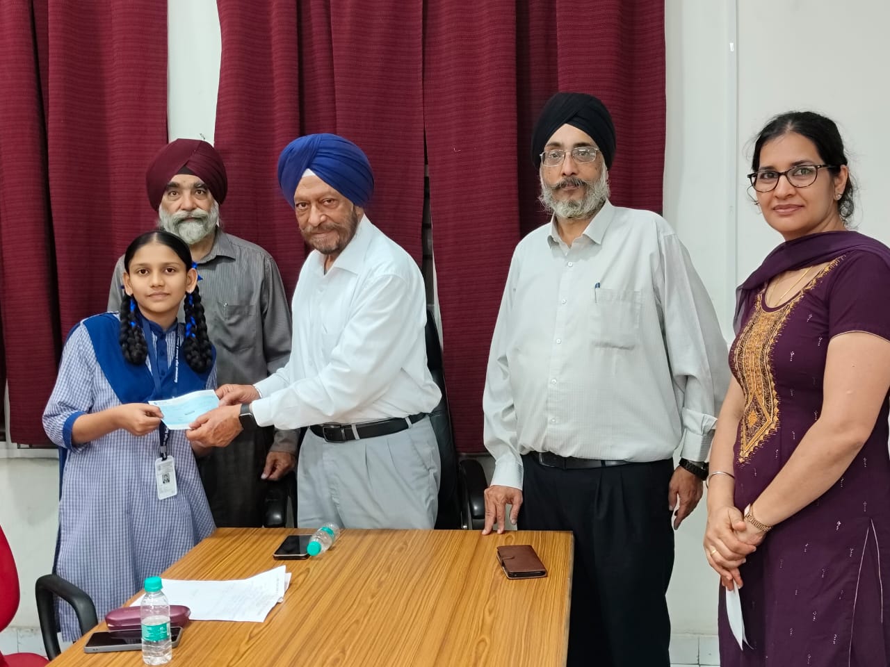 HUJA Foundation ਦੇ ਸਹਿਯੋਗ ਨਾਲ ਗੁਰੂ ਨਾਨਕ ਹਾਈ ਸਕੂਲ ਪੁਣੇ ਦੇ ਹੋਣਹਾਰ ਬੱਚੇ ਸਨਮਾਨਿਤ